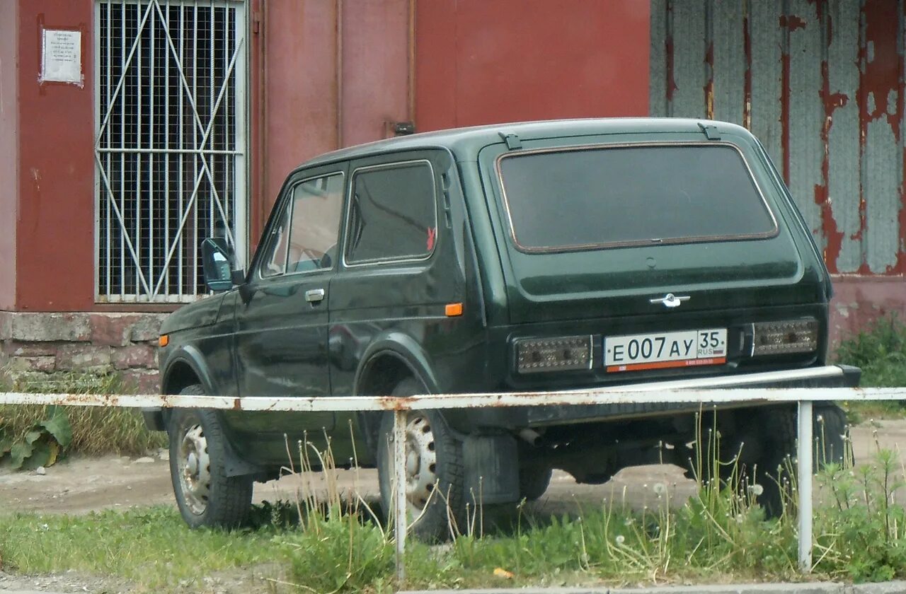 Niva legend 2022. Ваз 21213 сине зеленый. Ваз нива вологда. Нива 21213 цвет наутилус. Город вологда машина нива.