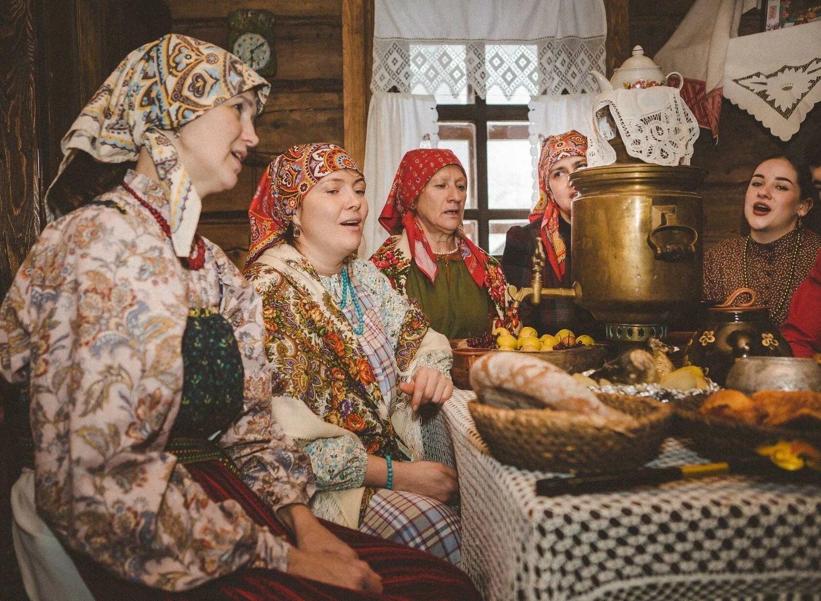 Куриные посиделки. Фольклорные посиделки. крестьянские посиделки. русские посиделки. посиделки в избе.