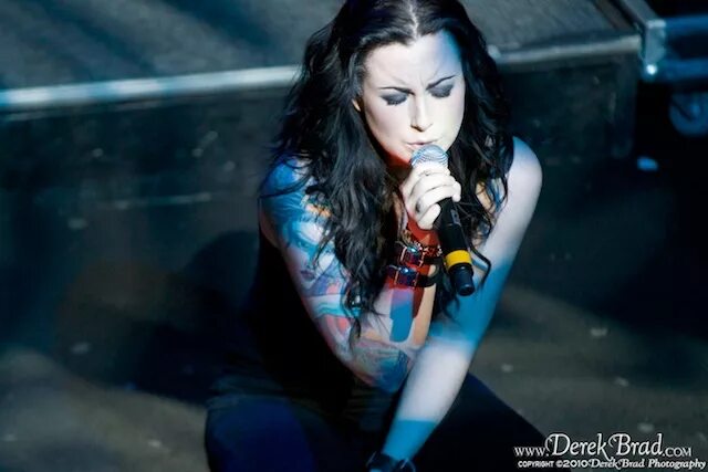 Девушка поет. Jess greenberg. Fallen поет девушка. We are the fallen солистка. Fallen поет девушка.