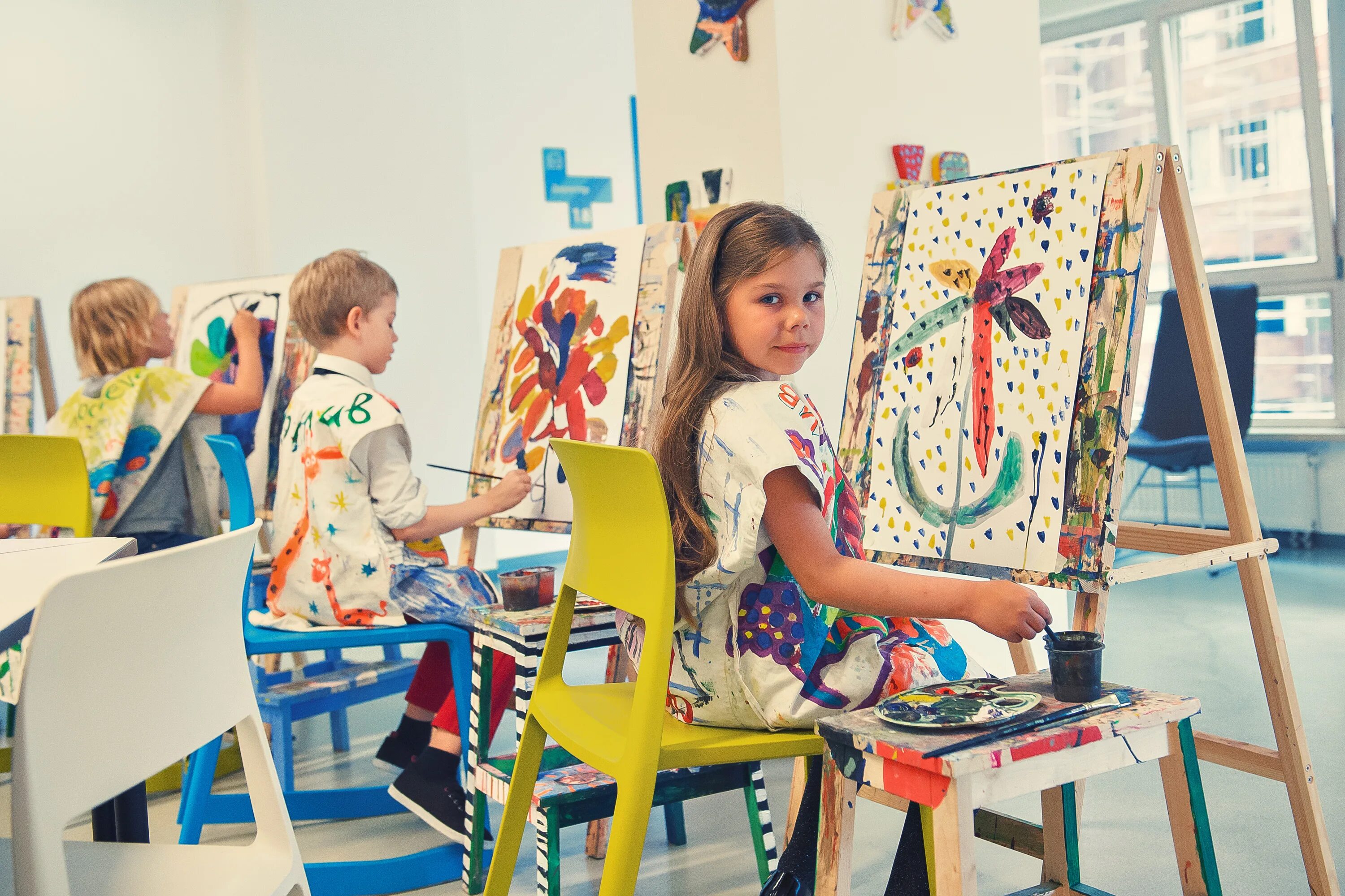 Кружок рисования для детей. Интерьер художественной школы. Художественная студия для детей. Интерьер художественной школы. В художественной студии 30 учеников среди них.