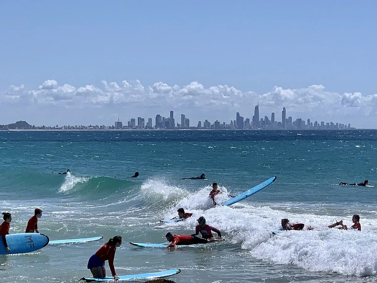 Просто черный фильм 2020. Бичи в майами фильм. Бичи в майами фильм. Пляж фильм 2020. Бич 2020.