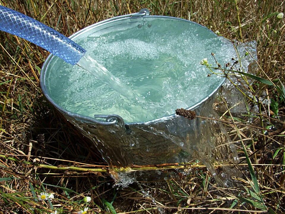 Г на ведро воды. Ведро с водой. Ведро с водой выливается. Ведро с колодезной водой. Колодец для воды.