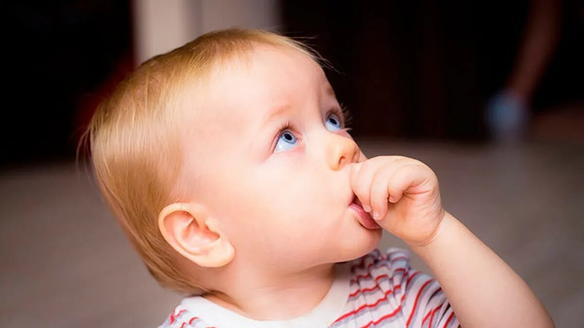 Ребенок. Вредная привычка сосание пальца у детей. Вредные привычки для детей. Дети с открытым ртом.