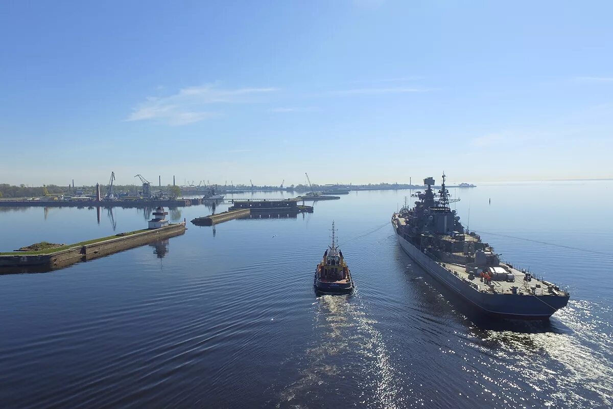 Город военно морской порт. Эсминец беспокойный Кронштадт. Кронштадт, Главная база Балтийского флота. Эсминец Кронштадт беспокойный Кронштадт. Кронштадт корабль музей беспокойный.