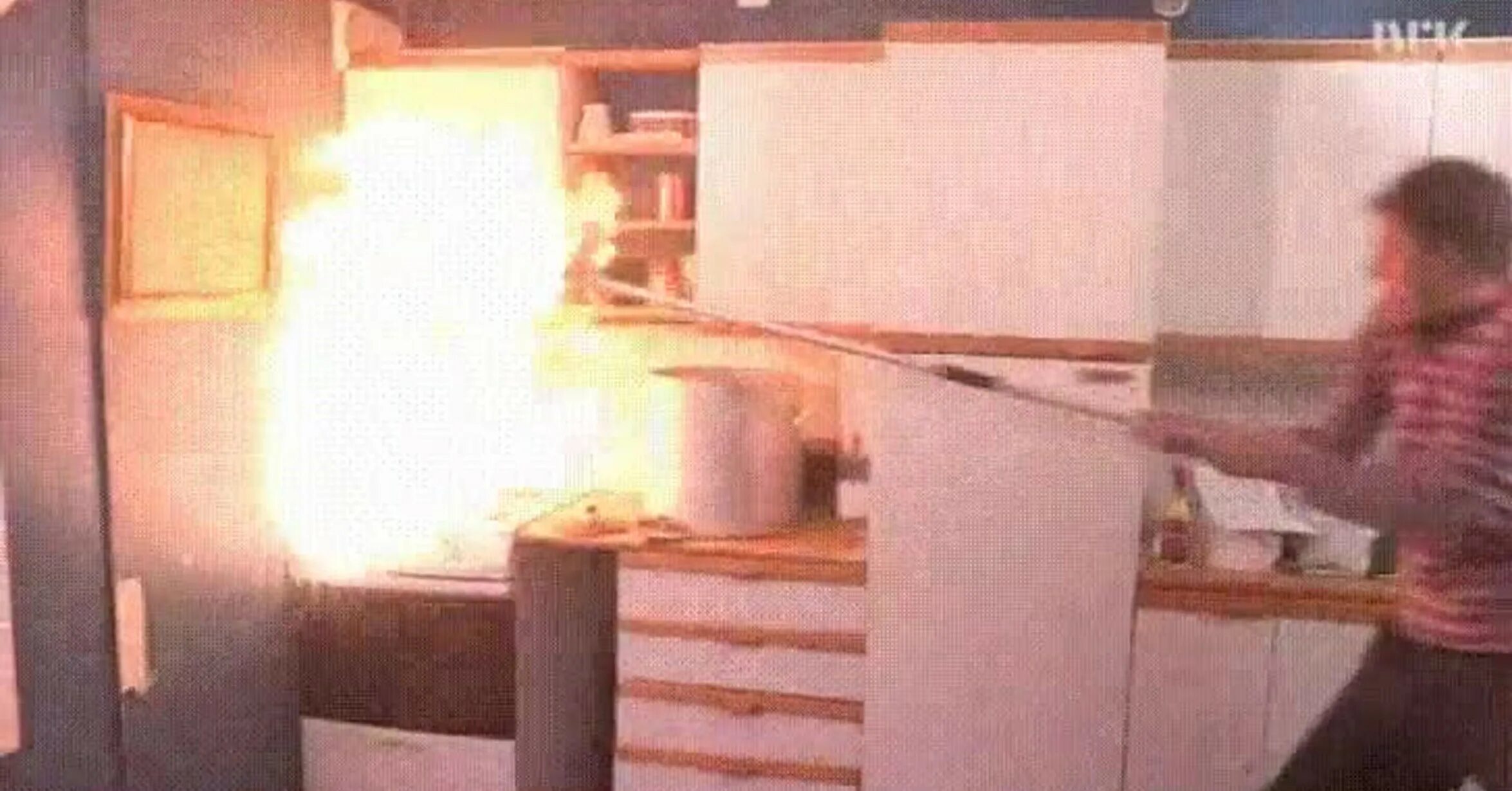 Упал лицом в кипящее масло видео. Кипящее масло. тушение горящего масла. горящее масло тушат водой. пожар на кухне мем.