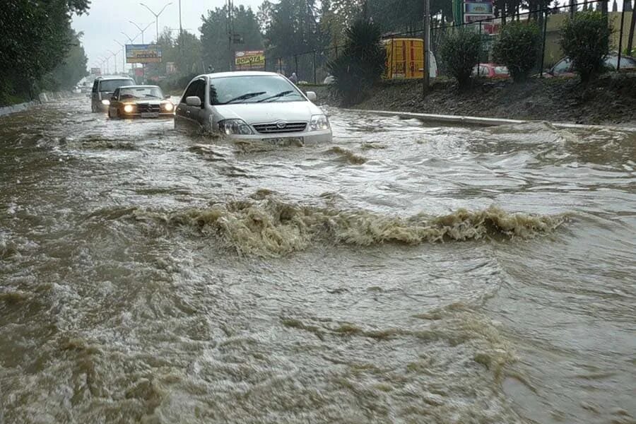Сколько будет идти дождь сегодня. Ливневые наводнения в Сочи. Ливневый потоп в Сочи. Ливень в Сочи. Ливень наводнение.