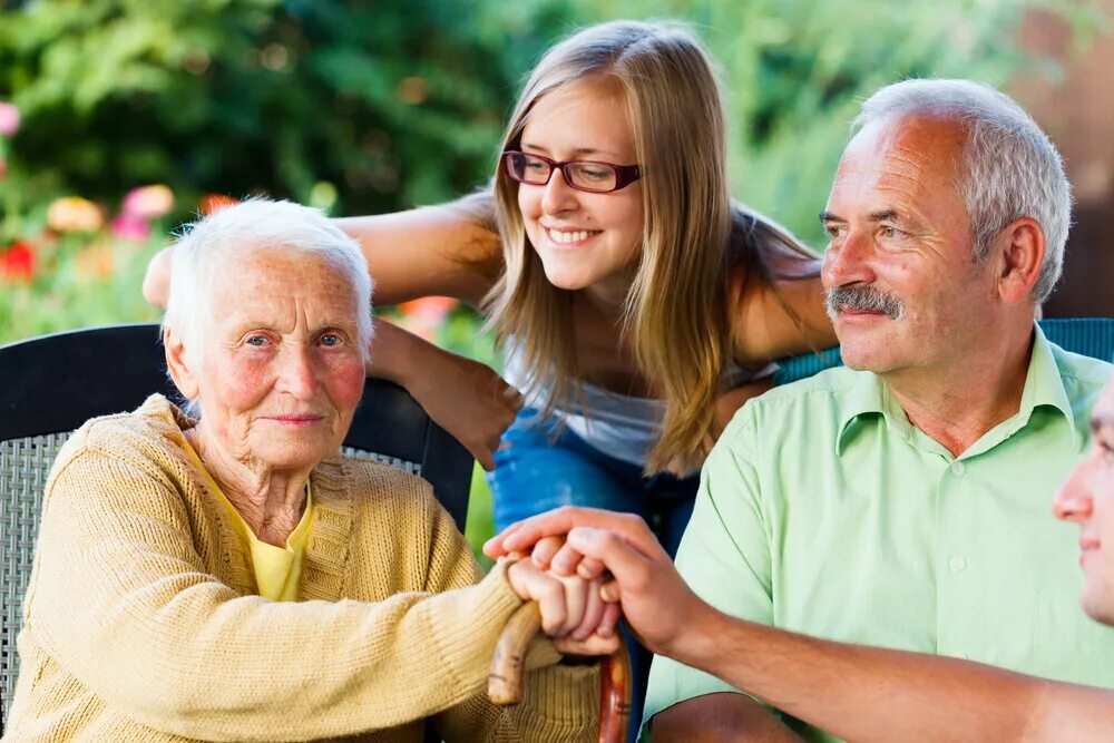 В старшие были люди. Пожилые люди и молодежь. Забота о родителях. Семья с пожилым человеком. Молодежь и старшее поколение.