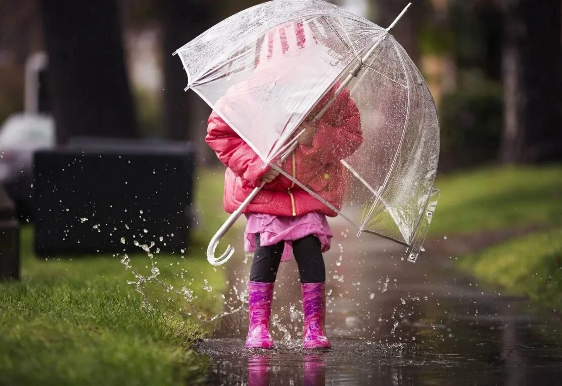 Дети под зонтом. Зонтик под дождем. Девочка под зонтиком. Зонтик для детей.