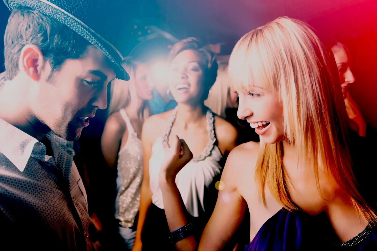 Молодая где танцует. Девушки на дискотеке. Парень и девушка танцуют в клубе. Парень с девушкой в клубе. Пара на вечеринке.