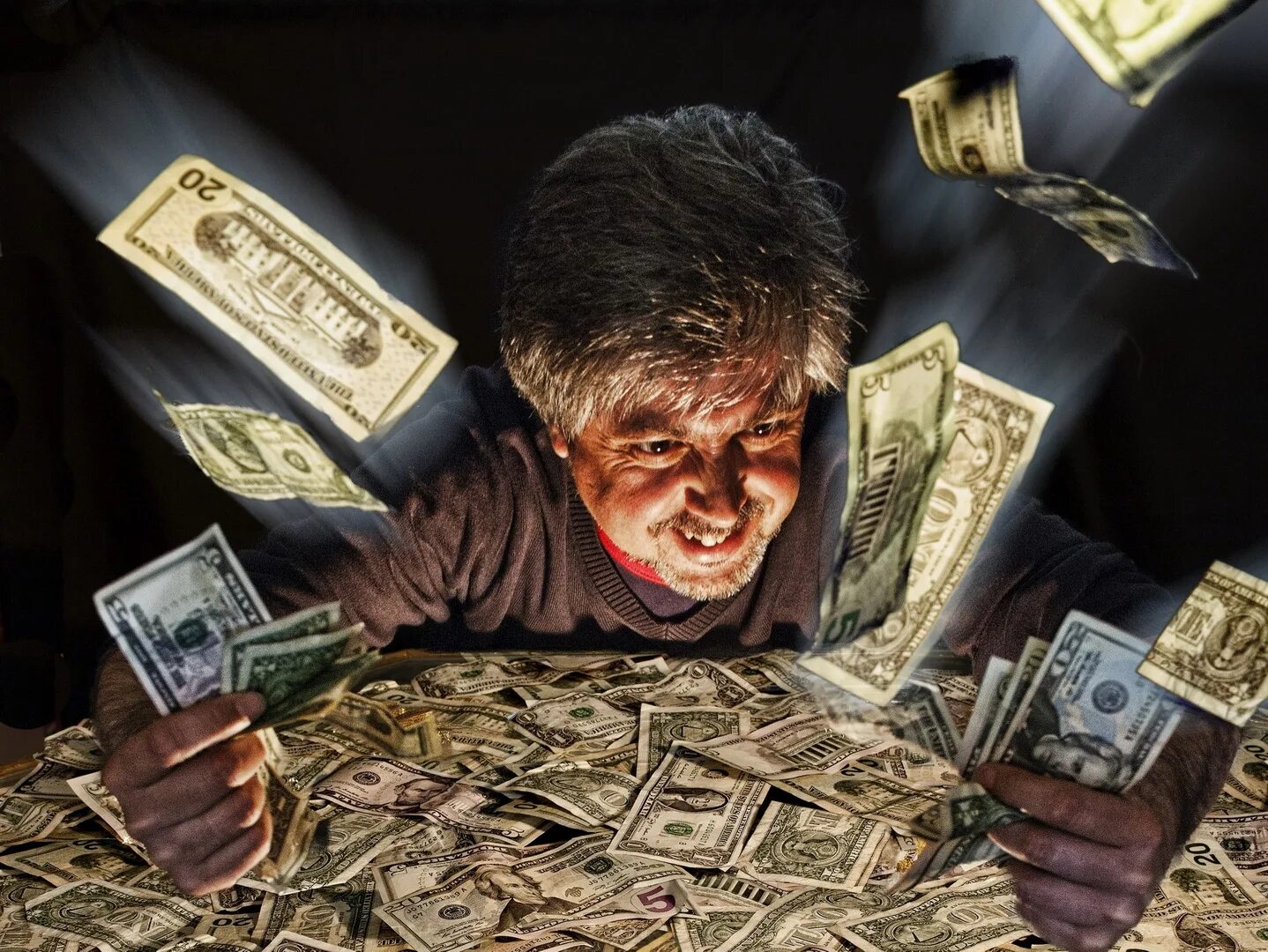Играет деньги делает