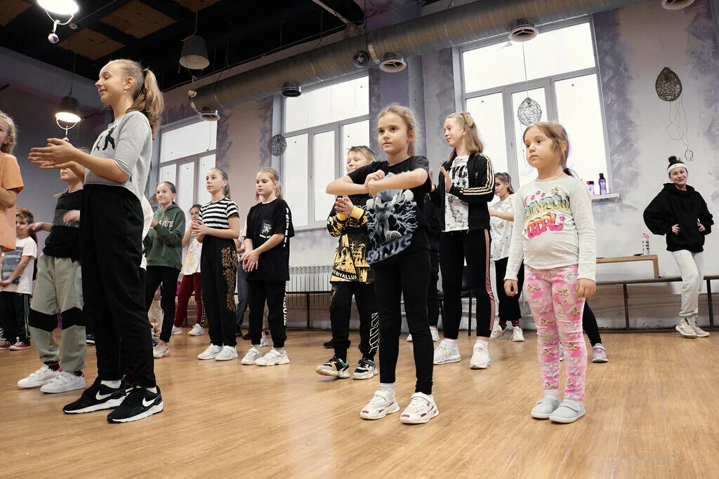 хореография в школе. танцы ростов на дону современная хореография. танцевальная студия extra ростов. семашко 79 фабрика танца. школьные танцы.