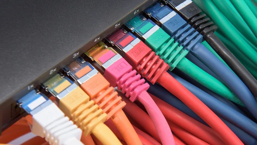 Така це що. Интернет провод. Провода интернет много. Красивые аккуратные интернет провода. Цветные соединители в компьютер.