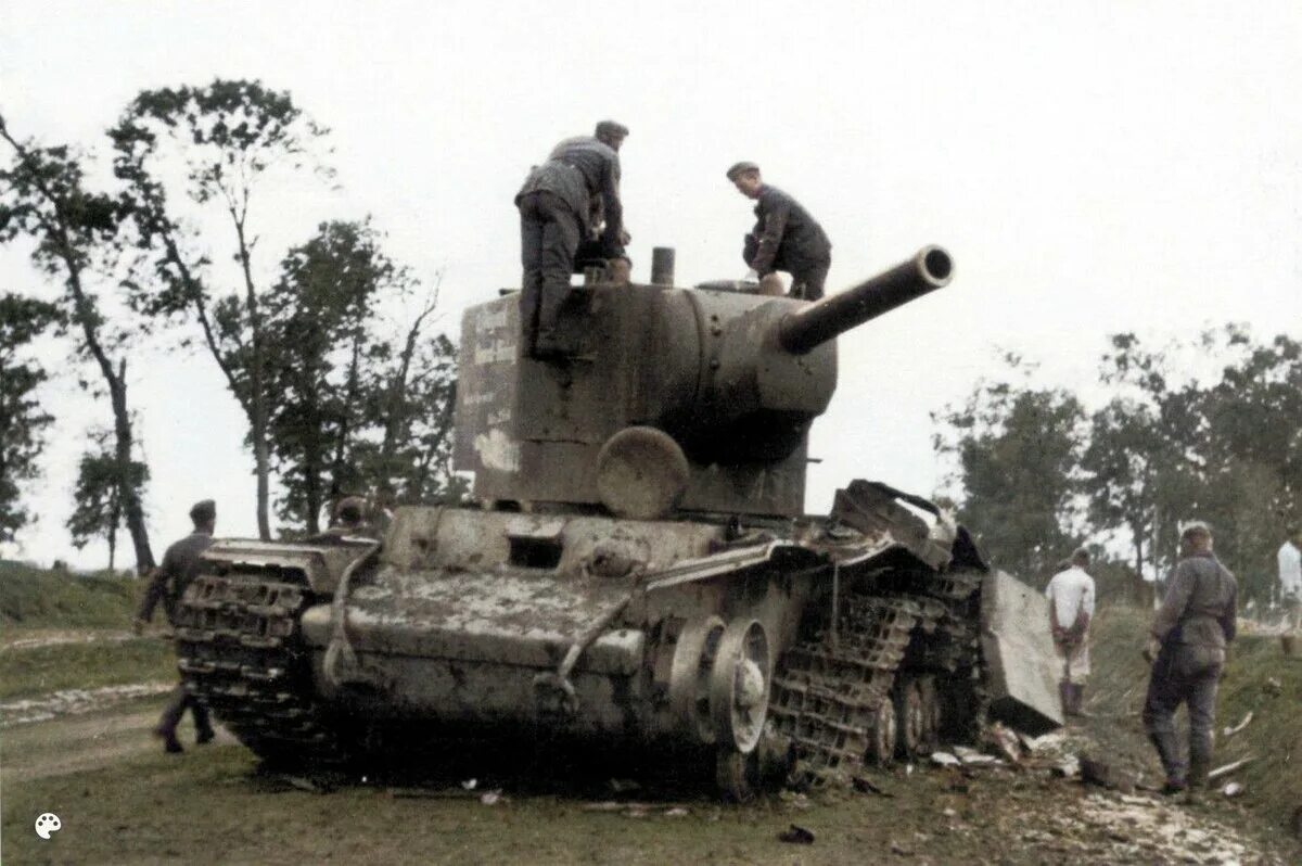 Танки кв немецкие. Подбитый танк кв-2. Кв2 танк 1941. Кв 2 1941. Танк второй мировой войны кв2.