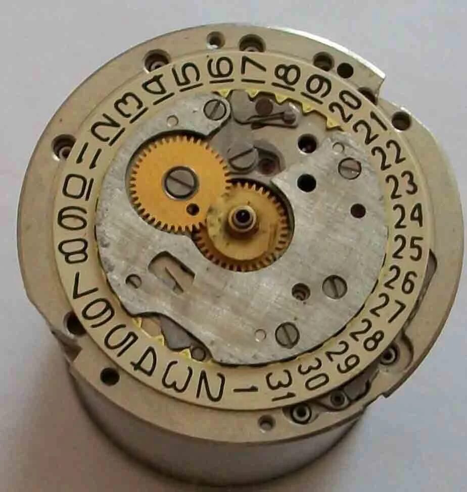 Разные устройства часов. Часовой механизм. Механические часы устройство. Часовой механизм для наручных часов. Устройство механических часов наручных.