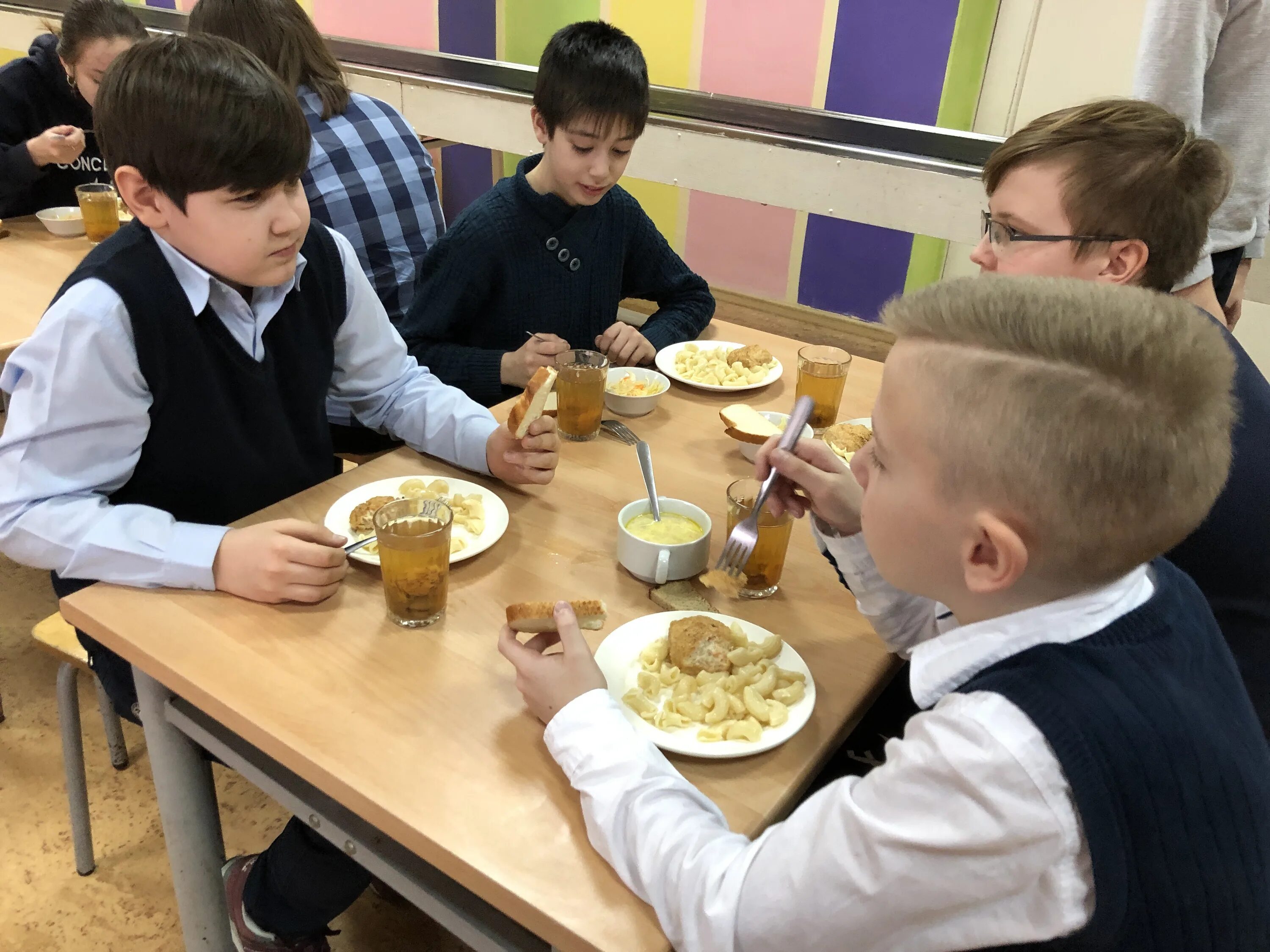 Столовая в школе. Дети в школьной столовой. Питание в школах Подмосковье. Питание в гимназии. Еду школа 26