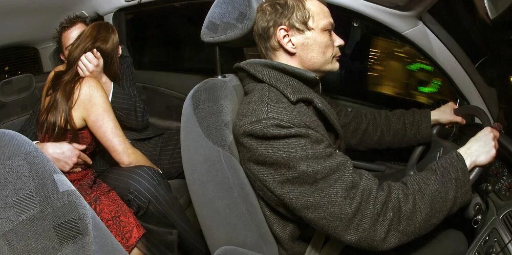 Попала в аварию и была вытрахана незнакомцем прямо на дороге