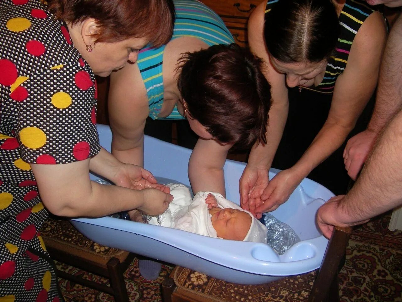 Купание в роддоме. Купание малыша. купание новорожденного ребенка. первое купание. купание малыша после роддома.