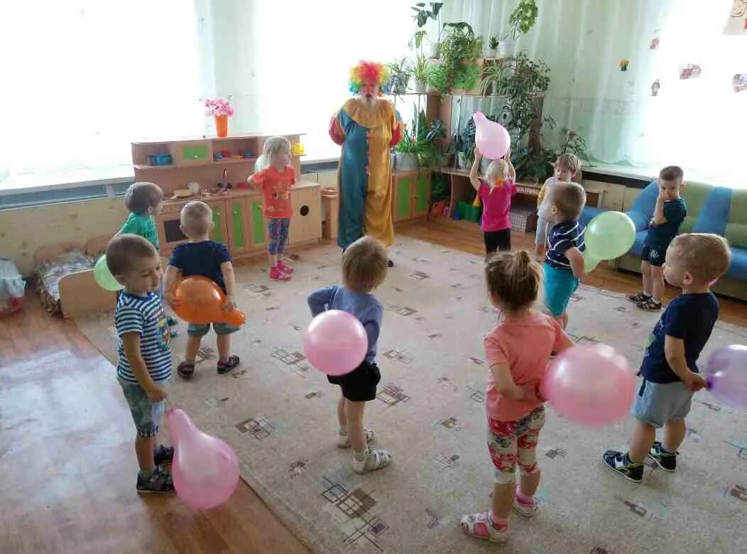 Движение первых в доу. Фотоотчет в детском саду в первой младшей группе. Группы раннего возраста в детском саду фотоотчет. Празднования 1 апреля в ДОУ. 1 Апреля развлечение в ДОУ.