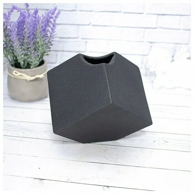Cube 11. Пластиковая ваза куб. Ваза керамическая "куб", чёрная. Ваза куб черная. Кубическая ваза.