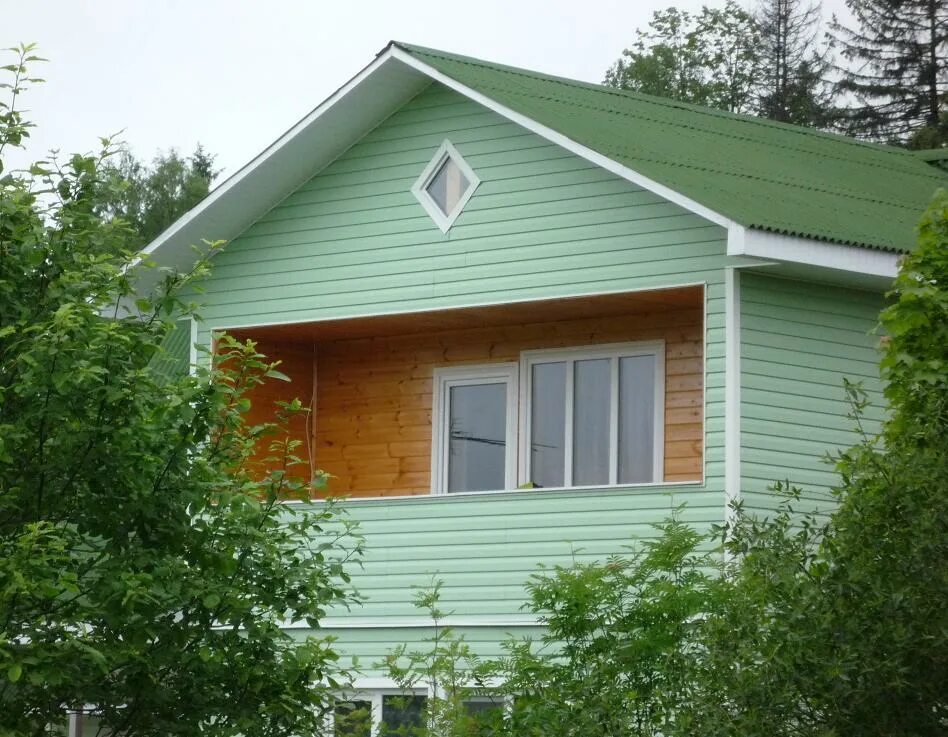 Зеленый дом дом с крышей ондулин. Дача с зеленой крышей. Сайдинг зеленый. Зеленый сайдинг на доме.