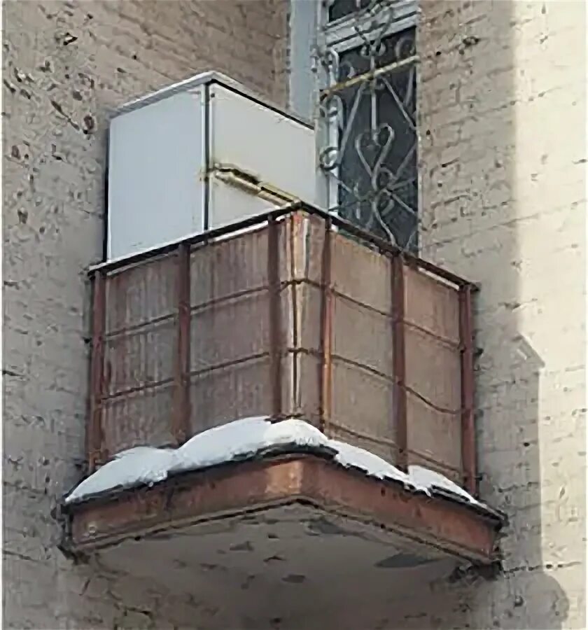 Можно ставить морозильную камеру на балкон. Холодильник на балконе. Морозильная камера на лоджии. Балкон зимой. Камера на балконе.