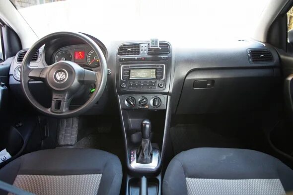 Комплектации фольксваген поло 2012. Volkswagen поло комплектации 2011 года. Фольксваген поло 2014 салон. Пионер в поло седан. Volkswagen polo sedan 2012 салон.