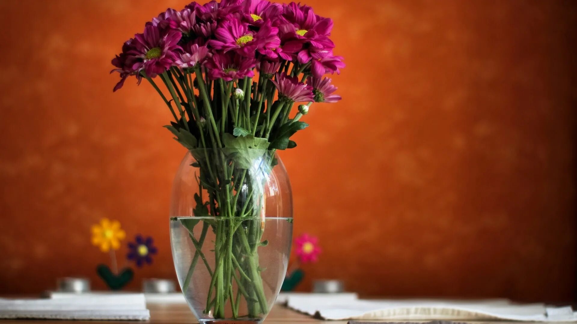 Картинка с цветами на столе. Цветы в вазе. Ваза с цветком. Цветочки в вазе. Красивые цветы в вазах.
