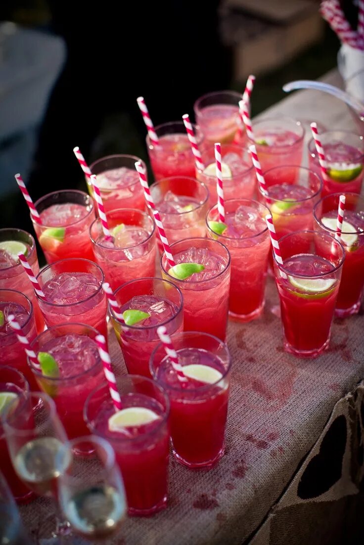 Удивить напитком. Лимонад мохито клубничный. Коктейль фруктовая сангрия. Удивить напитком. Персиково-малиновый смузи.