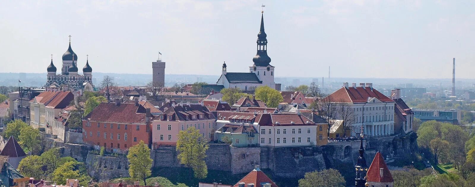 Город таллин эстония хэллоуин. Время в таллинне. Таллинн фото верхнего города. Эстонская архитектура. Таллин в марте фото.