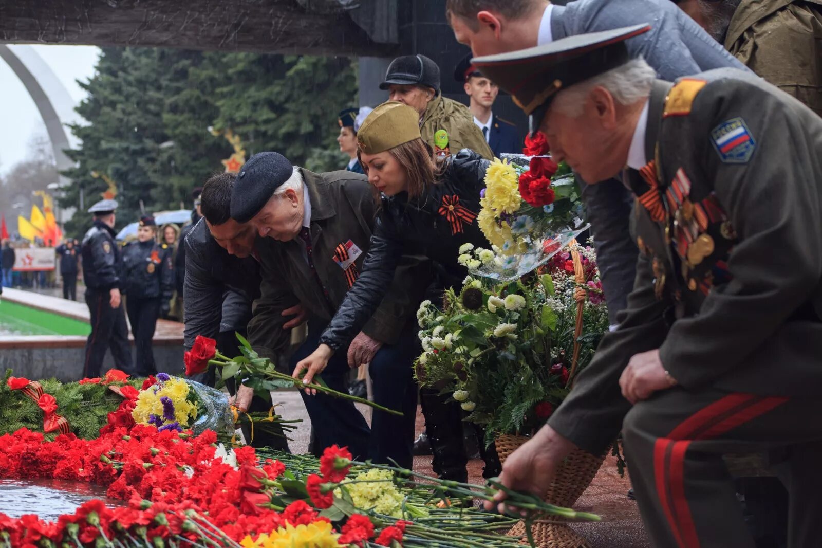 Возложение цветов к Вечному огню. День Победы возложение цветов. Возложение цветов к Вечному огню на 9 мая. Возлагают цветы к Вечному огню. Где можно возложить цветы в спб