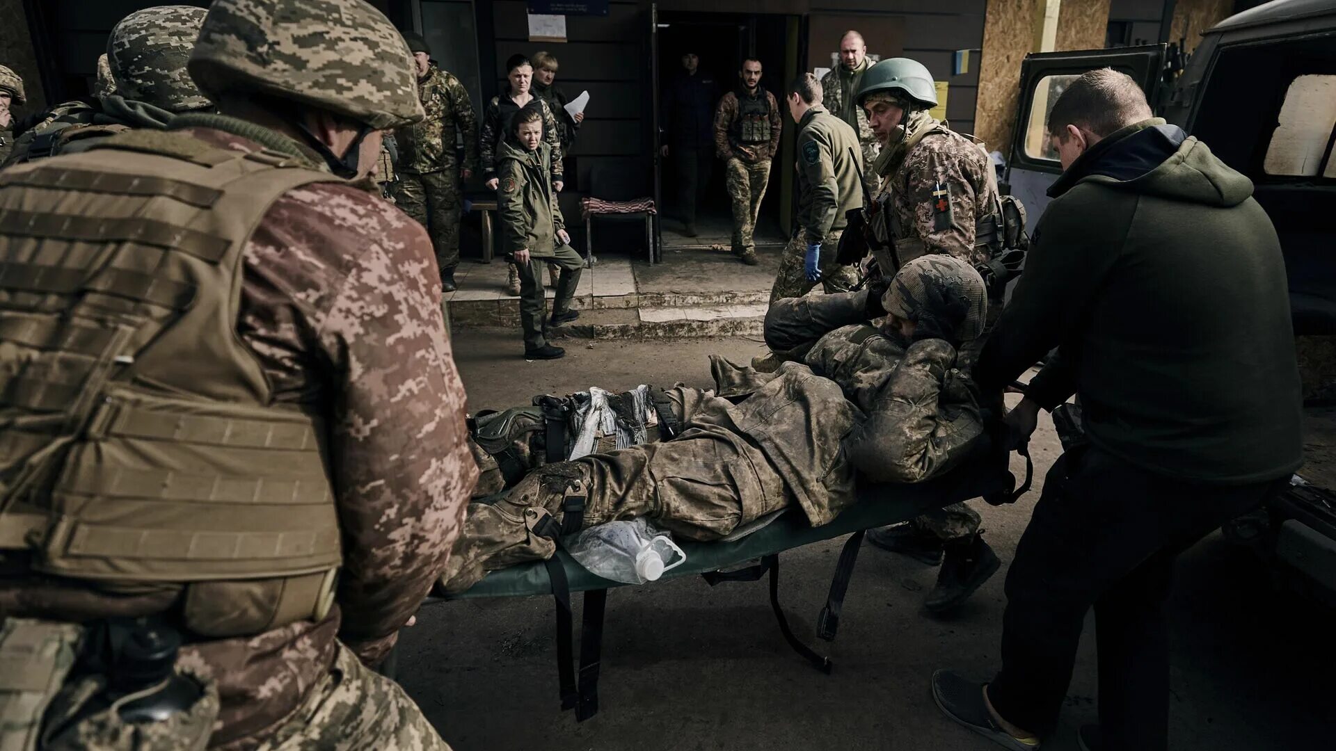Сколько раненых украина. Раненые украинские солдаты. Украинские военные в плену.