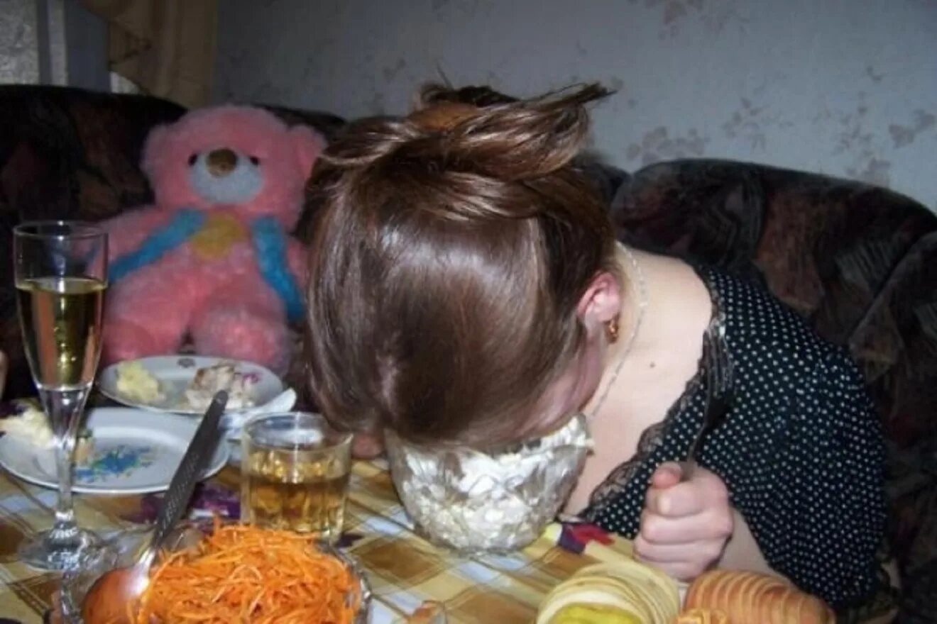 Пьяные татарки. Девушка лицом в салате.
