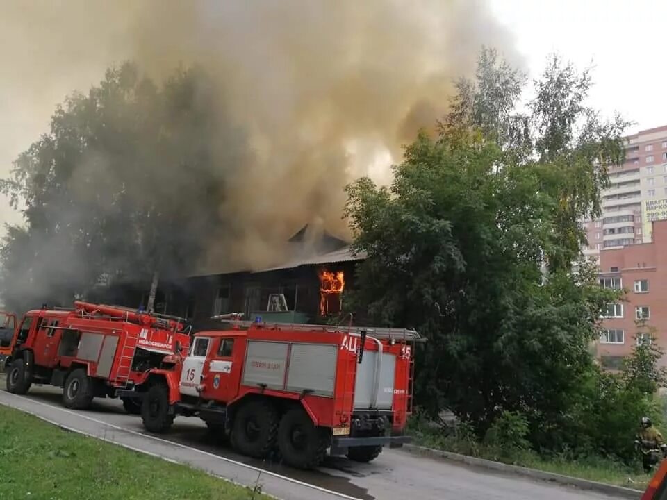 Что сейчас горит в родниках. Пожар в Новосибирске сейчас Ленинский район. Пожар в Новосибирске в Ленинском районе. Пожар в Новосибирске вчера в Ленинском районе. Новосибирск пожар сейчас в Ленинском районе.