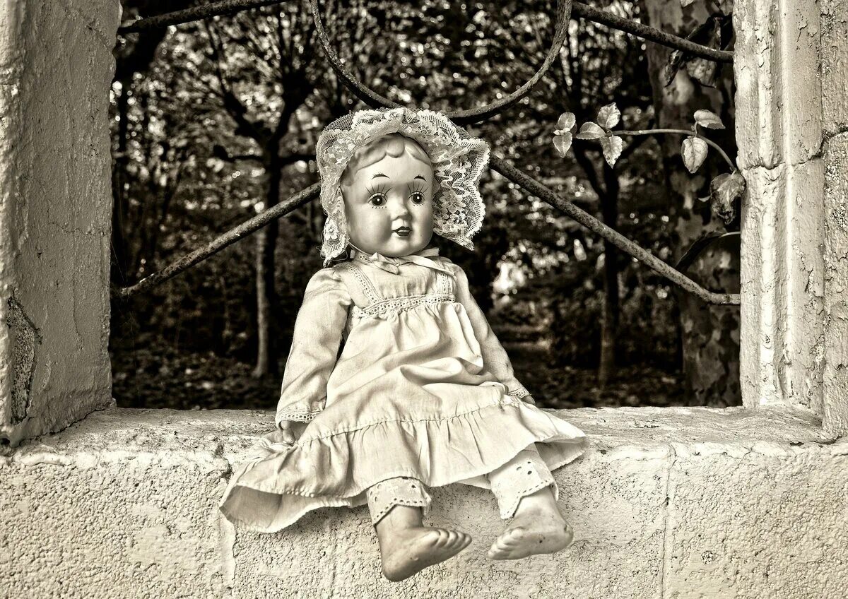 Старая куколка. Старые куклы. Старинная кукла сидит. Старые фарфоровые куклы. Винтажные куклы.