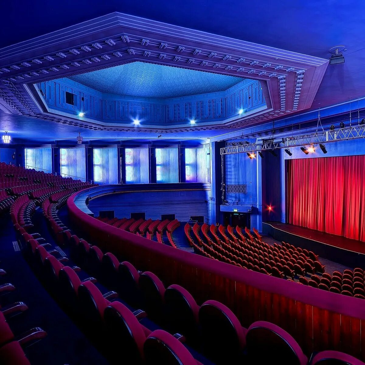 Regent Theatre Boston. Regent Entertainment. Перевести theatre