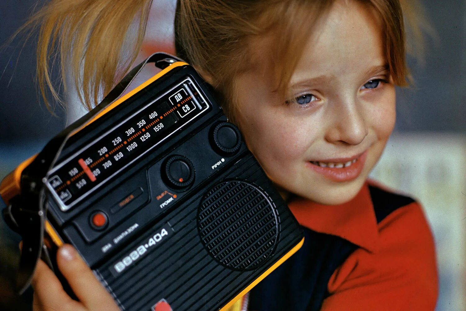 ребенок с наушниками. детская радиостудия. ребенок радиоведущий. музыка тв детские. радиостудия в детском саду.