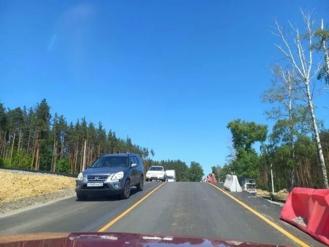 платная парковка шлагбаум. развязка у калины екатеринбург. выезд открыт. длинная очередь вчера екб. нельзя за границу.