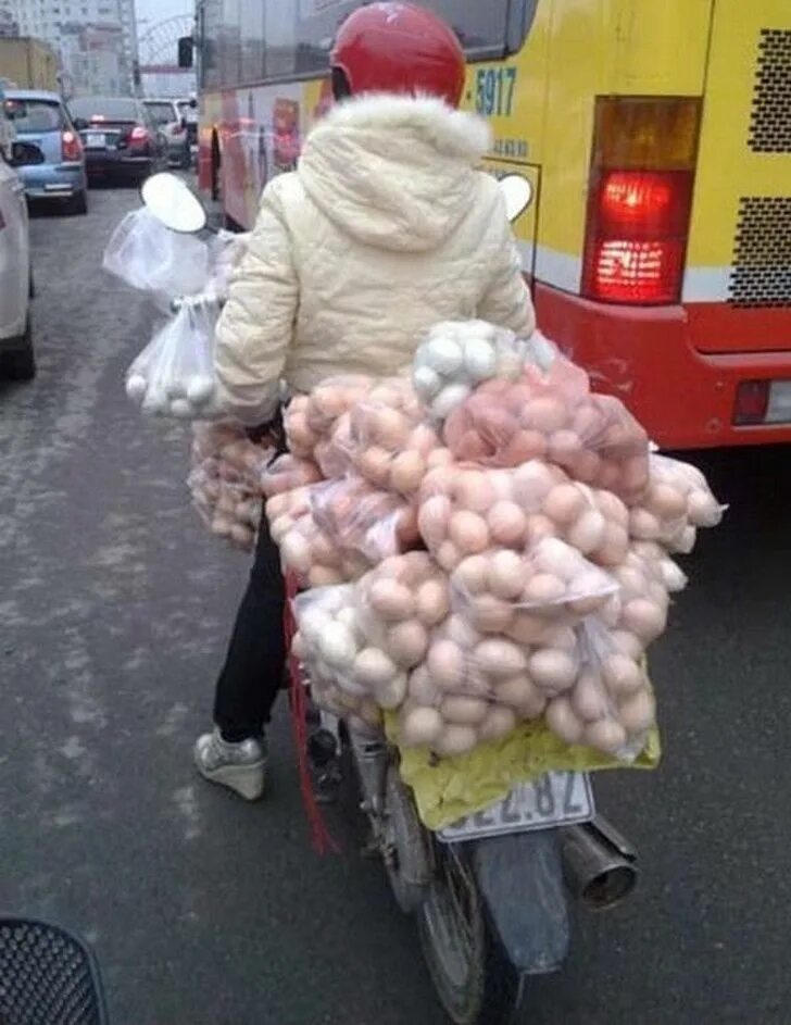 Яйцо везешь