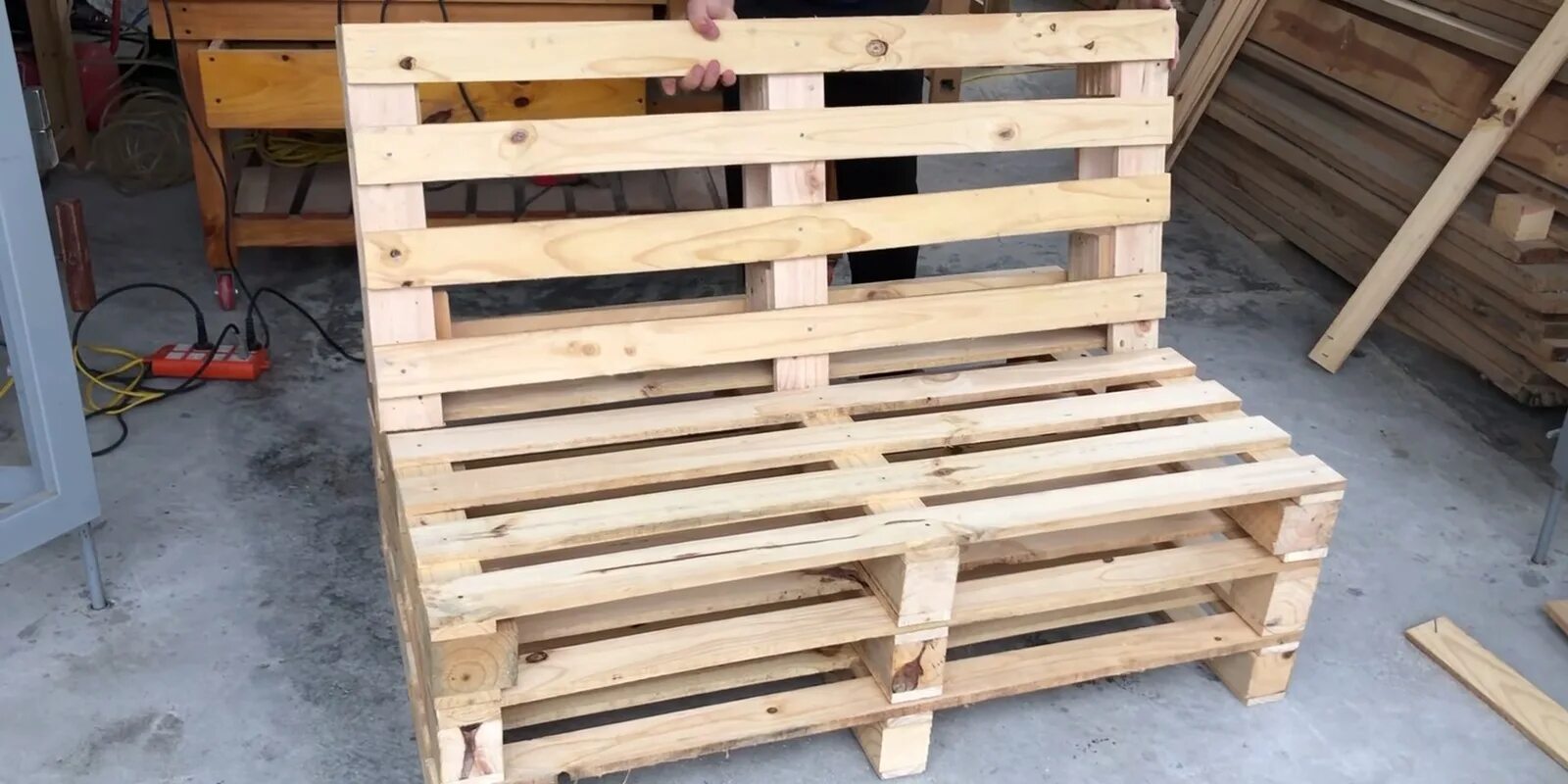 Установка распорок на ножках лавки