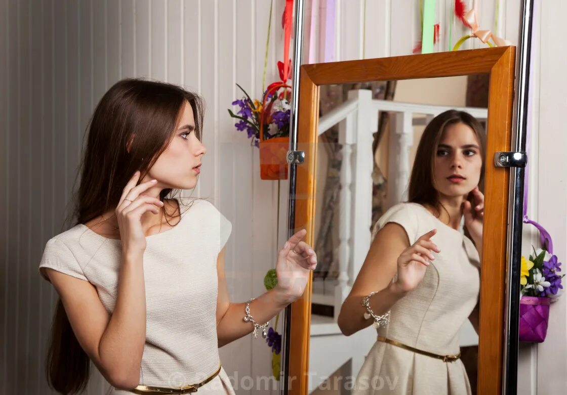 Видеть себя в зеркале с длинными волосами. Девушка смотрится в зеркало. Перед зеркалом. Эмоции женщины в зеркале. Девушка смотрится в зеркальце.