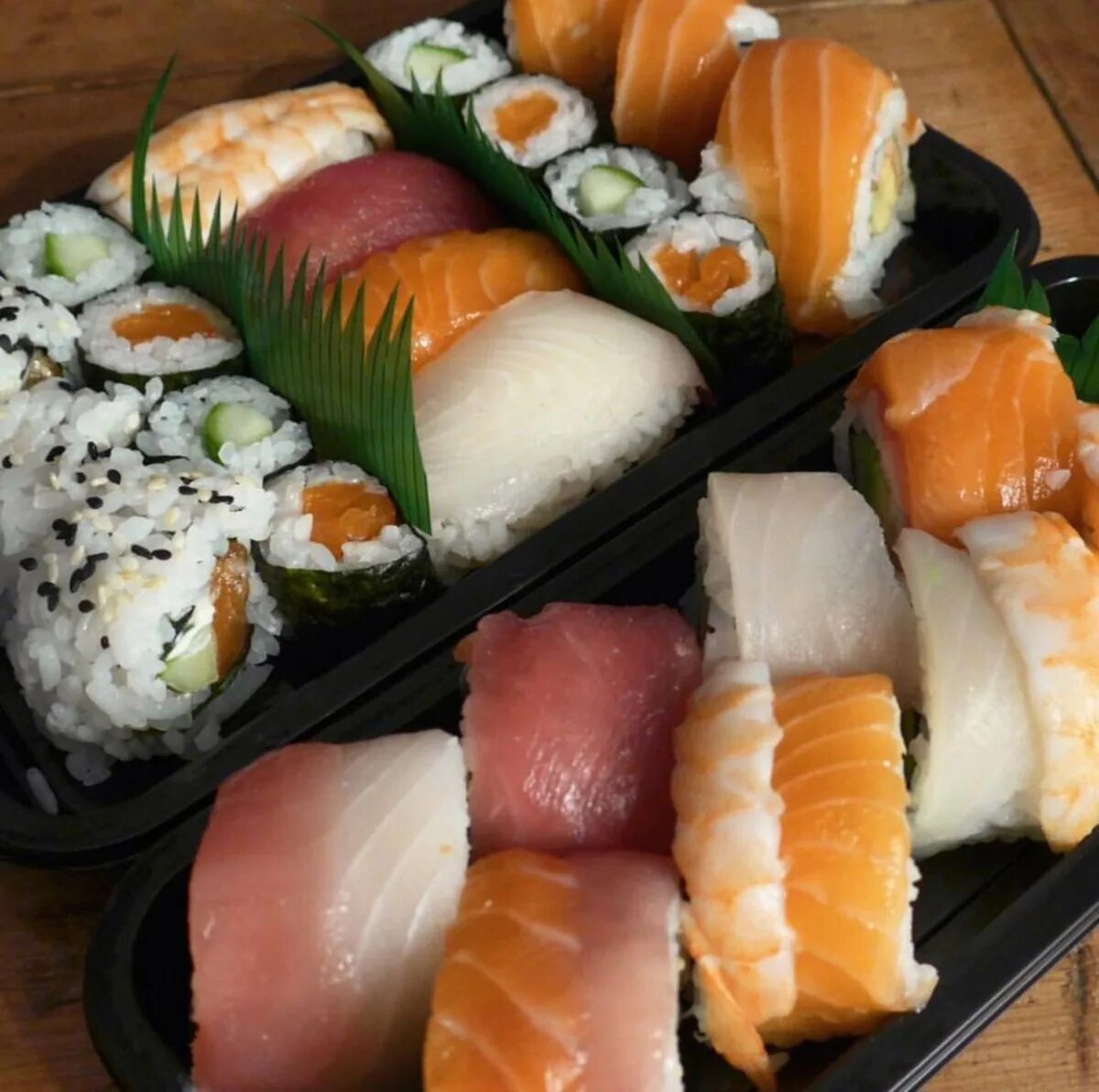 Где живут суши. Суси сасими. Суши, сашими, роллы. Суши и роллы и сасими Японии. Японские суши настоящие.