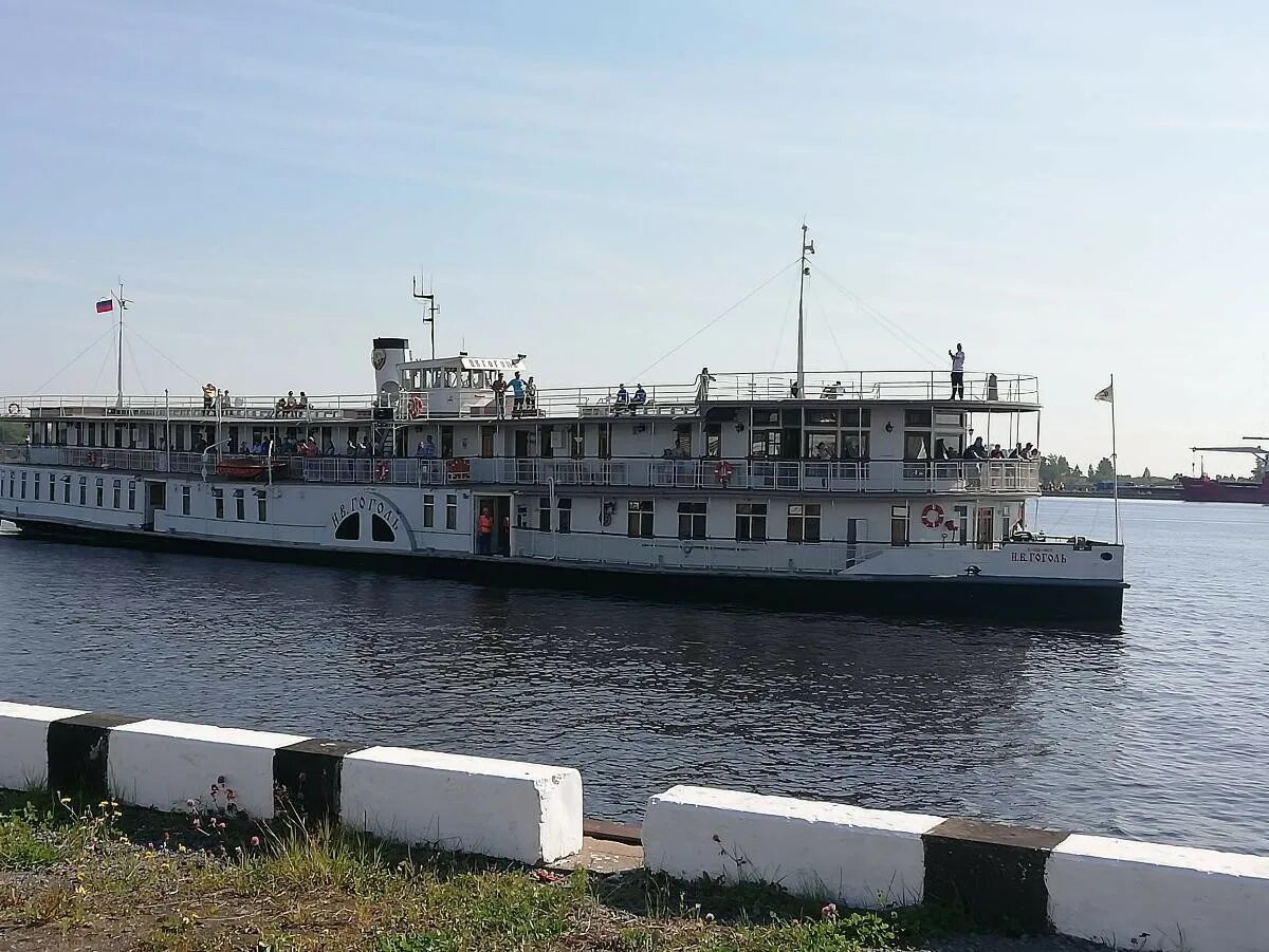 Пароход н в гоголь. Колесный пароход Гоголь Архангельск. Колесник Гоголь Архангельск пароход. Пароход н в Гоголь Архангельск. Теплоход Колесник Гоголь Архангельск.