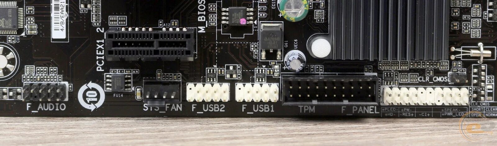 Asus tpm-m r2. Разъем tpm на материнке. Tpm на материнской плате. Gc-tpm2. Джампер на мат плате.