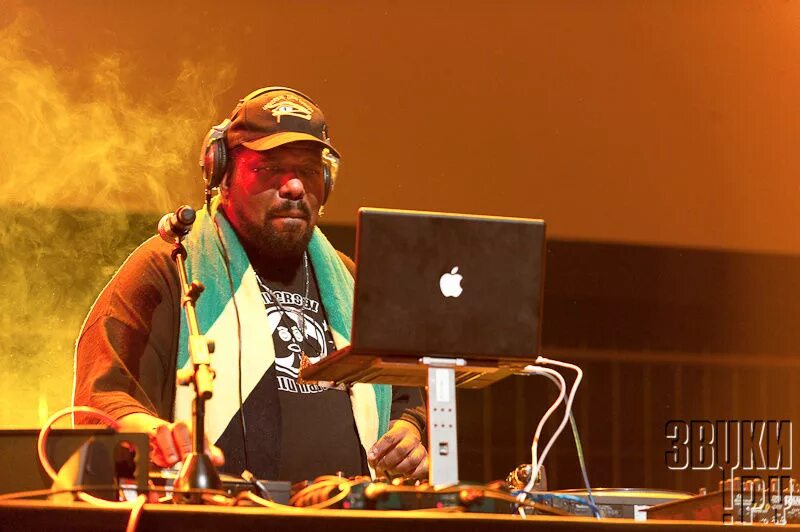 Afrika Bambaataa в молодости. DJ Африка Бамбаатаа. Afrika Bambaataa американский диджей.