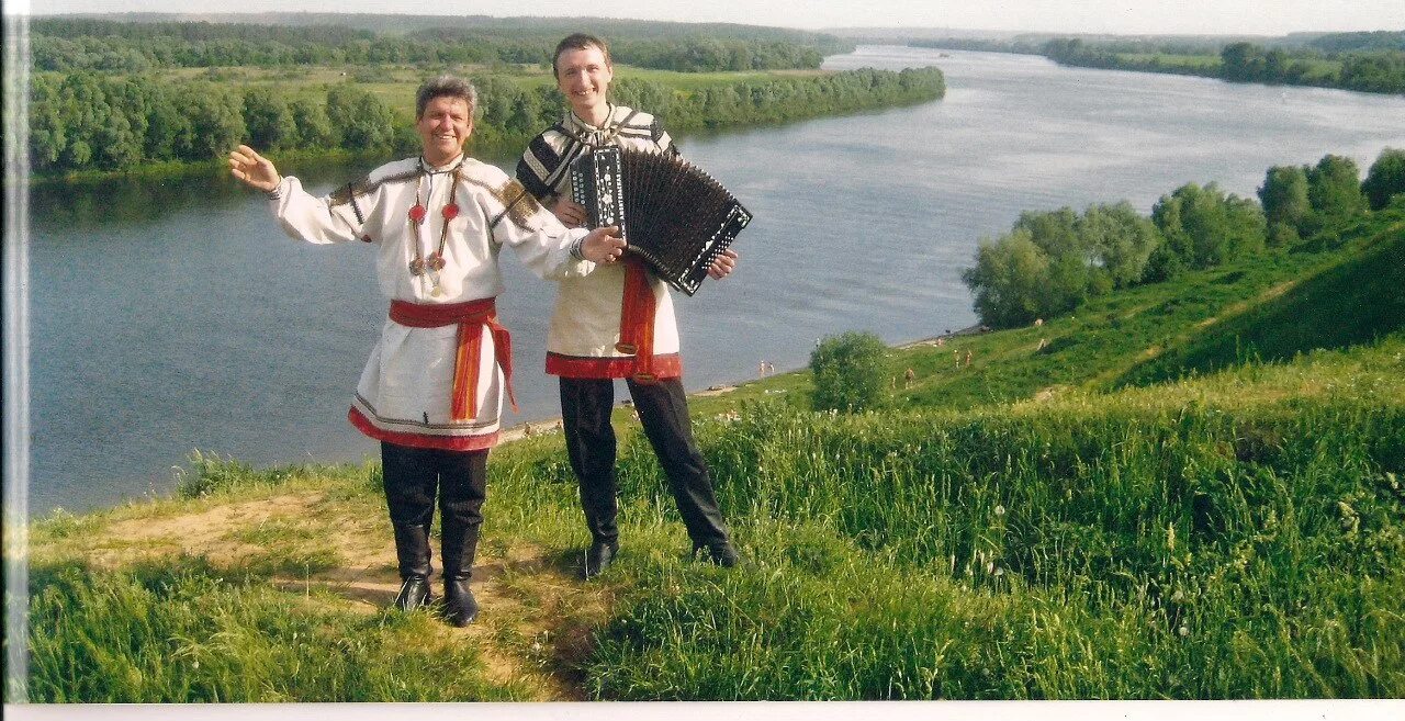 Группа люди и реки. Люди в русских народных костюмах. Русский народный костюм мужской. Русский народный костюм мужчины. Парень в народном костюме.