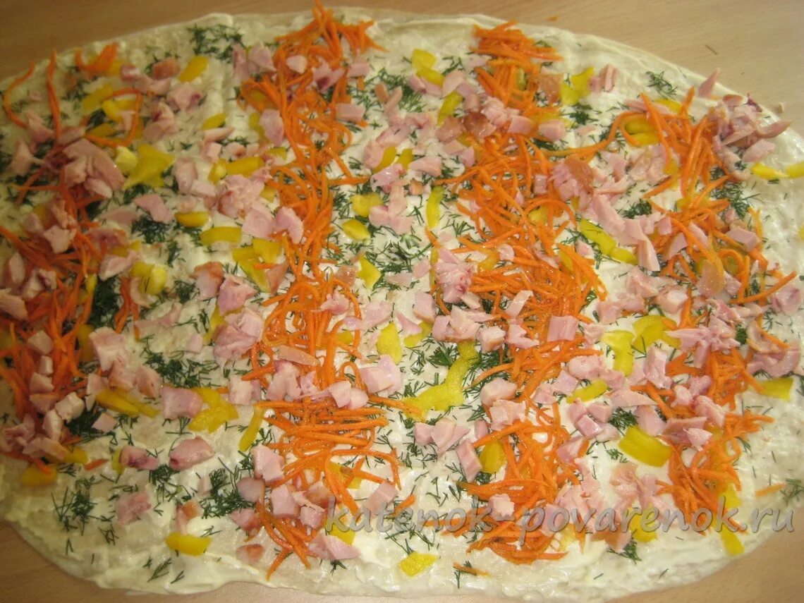 Рулет из лаваша с курицей и корейской морковкой. Рулет с корейской морковкой в лаваше. Лаваш копченая курица корейская морковь. Лаваш копченая курица корейская морковь. Лаваш с корейской морковкой.