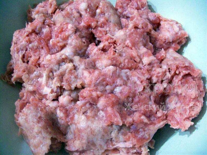 Что добавлять в свиной фарш для котлет. Фарш для котлет. готовый свиной фарш. котлеты из фарша свинины.