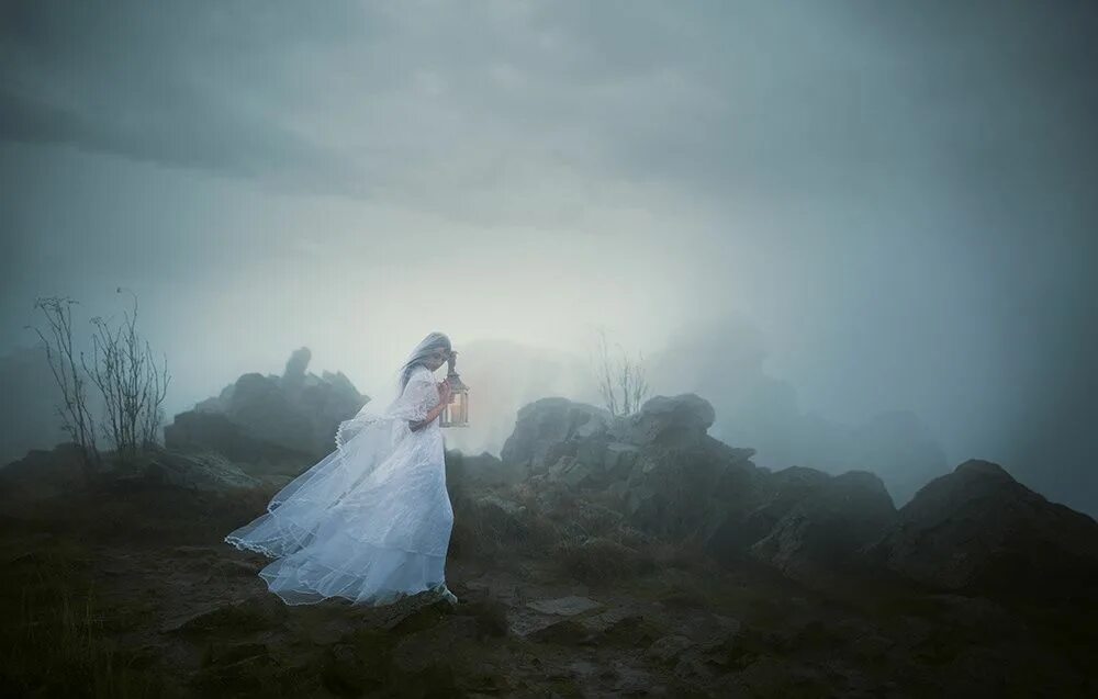 Песня туман сердце словно капля яда. Женщина в тумане. Невеста в тумане. Фотосессия в тумане. Девушка в тумане в платье.