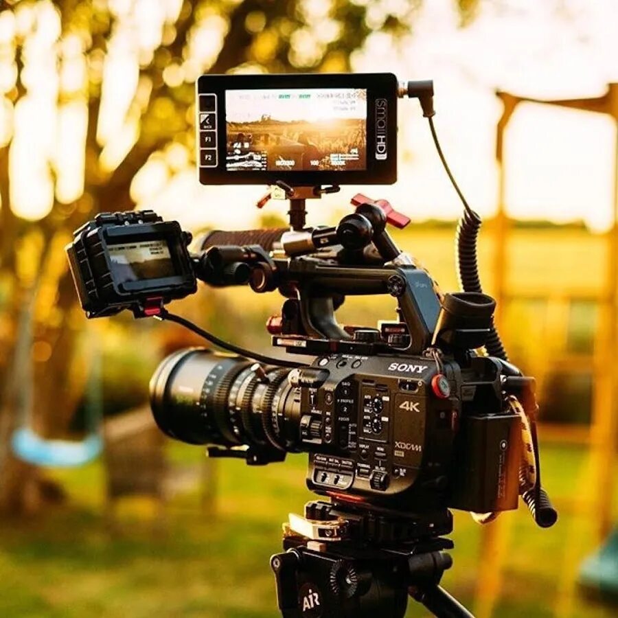 Профессиональная видеосъемка. Накамерный монитор для фотоаппарата canon. Оператор с камерой. Камера для видео графом sony f6. Камера sony a6000 с обвесами.