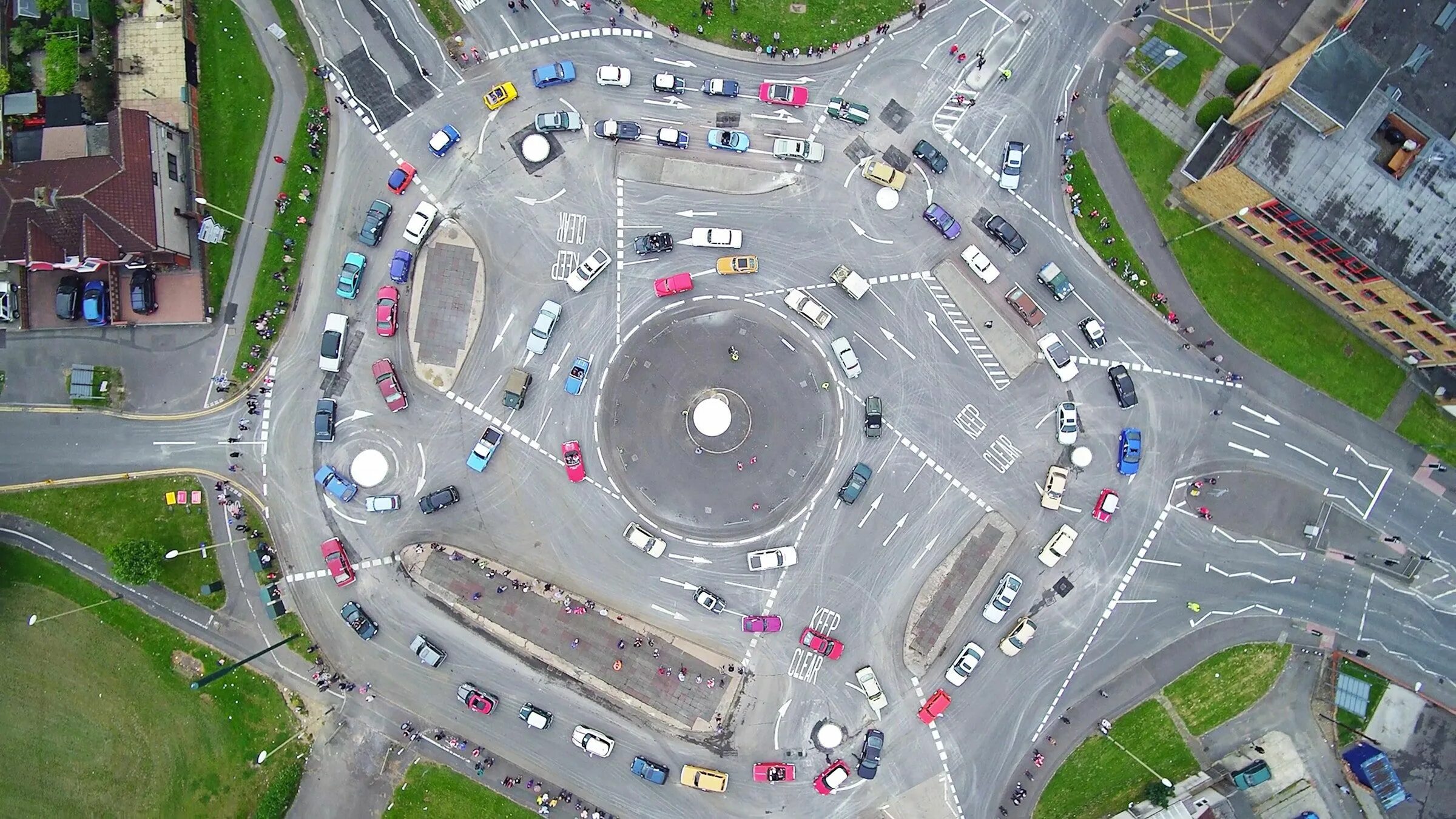 Magic Roundabout, Суиндон,. Swindon England круговое движение. Волшебная Кольцевая развязка (Magic Roundabout), Суиндон, Англия. Перекресток Раундэбаут. Правило кругового движения по кольцу